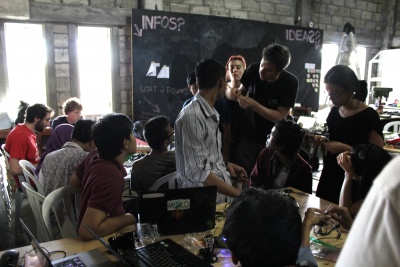 Workshop nano drop oleh urs gaudenz di HackteriaLab 2014.jpg