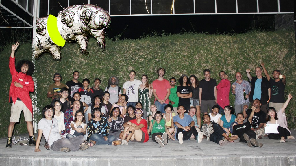foto keluarga HackteriaLab2014 seusai pembukaan pameran hackterialab2014 di langgeng art foundation