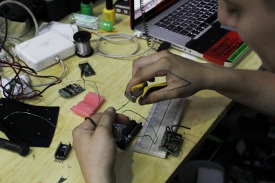 Julito merangkai rangkaian elektronik di Hackteria Lab 2014.jpg